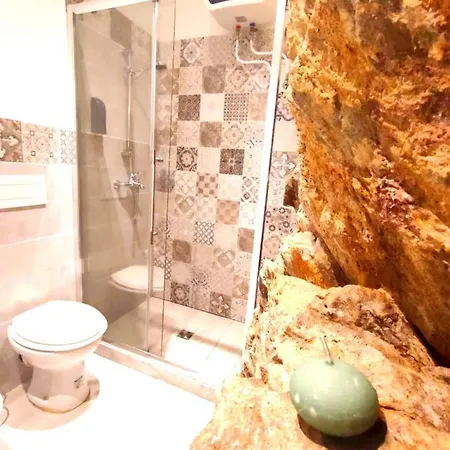 The Small Waterfall House, La Cascatella מאסה
